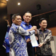 Ketua Umum DPP Partai Demokrat Agus Harimurti Yudhoyono (AHY) saat menyerahkan surat rekomendasi untuk Andra Soni-Dimyati Natakusumah maju di Pilkada Banten, di Kantor DPP Partai Demokrat, Jumat (19/7/2024). 