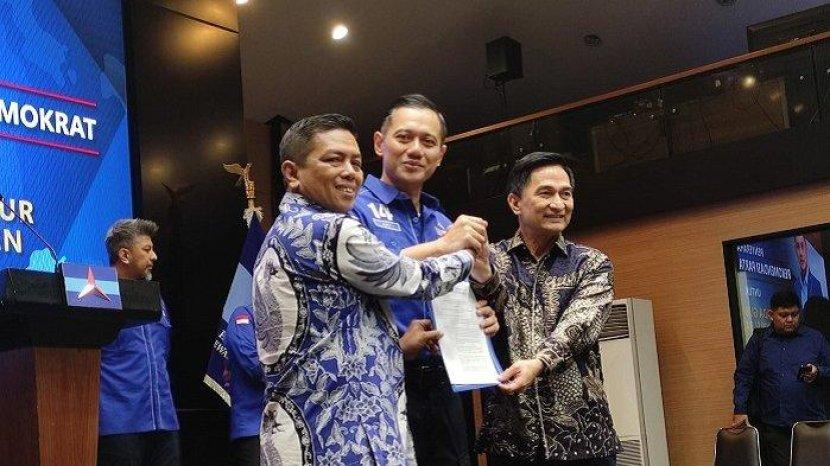 Ketua Umum DPP Partai Demokrat Agus Harimurti Yudhoyono (AHY) saat menyerahkan surat rekomendasi untuk Andra Soni-Dimyati Natakusumah maju di Pilkada Banten, di Kantor DPP Partai Demokrat, Jumat (19/7/2024). 