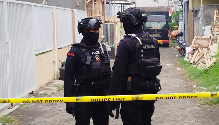 Densus 88 Tangkap Tiga Terduga Teroris di Kota Batu, Bukti Bahan Peledak Ditemukan