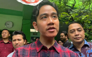 Gibran Rakabuming Raka Wakil Presiden RI terpilih ketika diwawancarai media usai membagikan makan gratis di SDN Klampis Ngasem III Kota Surabaya, Kamis (1/8/2024).