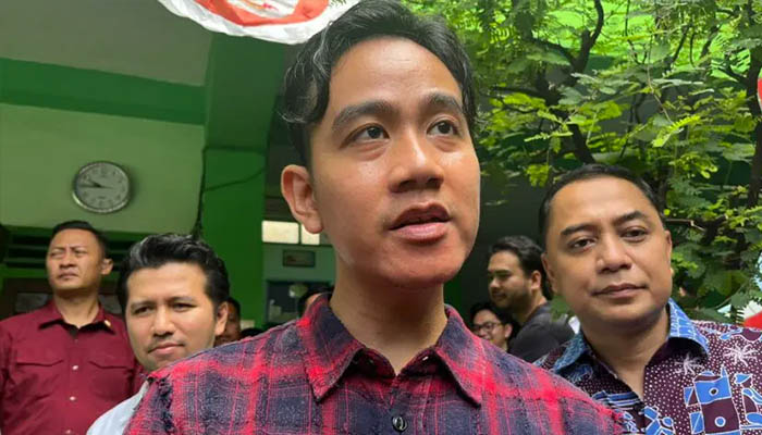 Gibran Rakabuming Raka Wakil Presiden RI terpilih ketika diwawancarai media usai membagikan makan gratis di SDN Klampis Ngasem III Kota Surabaya, Kamis (1/8/2024).