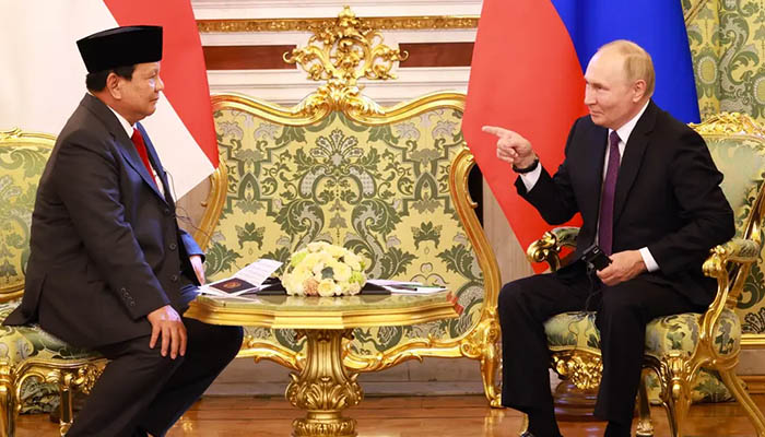 Momen Menarik Presiden Putin Ajarkan Prabowo Gunakan Alat Penerjemah