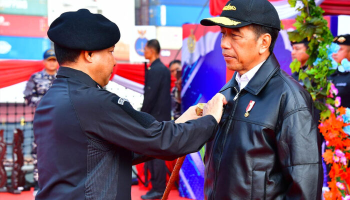 Panglima TNI Sematkan Brevet Kehormatan Hiu Kencana Kepada Presiden RI