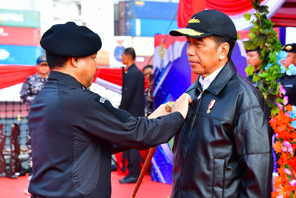 Panglima TNI Sematkan Brevet Kehormatan Hiu Kencana Kepada Presiden RI