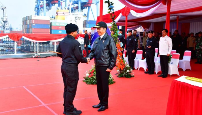 Panglima TNI Jenderal TNI Agus Subiyanto menyematkan Brevet Kehormatan Hiu Kencana kepada Presiden Republik Indonesia Joko Widodo, yang dilaksanakan di atas Geladak KRI dr. Radjiman Wedyodiningrat-992, Dermaga Kolinlamil Tanjung Priok, Jakarta Utara, Sabtu (28/09/2024).