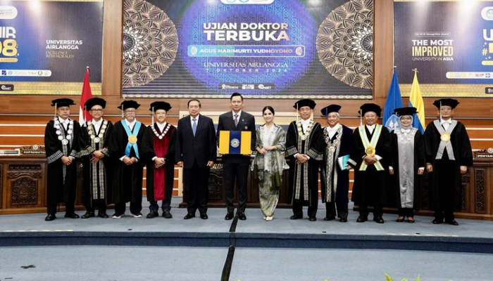 Menteri Agraria dan Tata Ruang/Kepala Badan Pertanahan Nasional (ATR/BPN), Agus Harimurti Yudhoyono, selesai menjalani ujian doktor terbuka pada program studi Pengembangan Sumber Daya Manusia di Universitas Airlangga (Unair), Surabaya, Jawa Timur, Senin (7/10/2024). (Istimewa)
