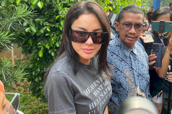 Akhirnya Nikita Mirzani Laporkan Vadel Bajideh kepada Kepolisian