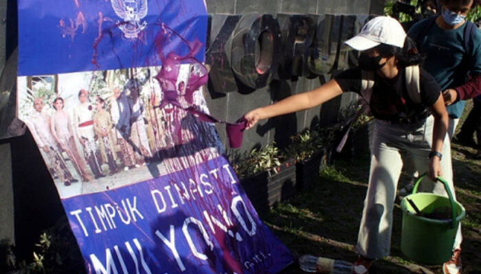 Aksi Teatrikal ICW, Lempar Telur Ayam Spanduk Kaesang dan Istri