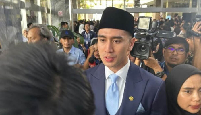 Artis Verrel Bramasta Kini Anggota DPR RI, Membantah Dituduh Main HP Saat Sidang