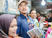 Kaesang Blusukan di Pasar Belanja Baju Bayi