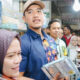 Kaesang Blusukan di Pasar Belanja Baju Bayi