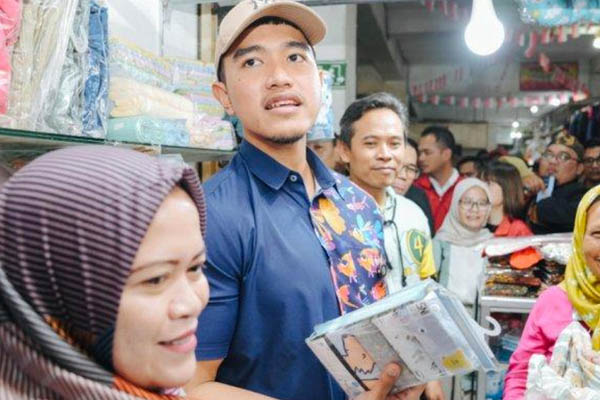 Kaesang Blusukan di Pasar Belanja Baju Bayi