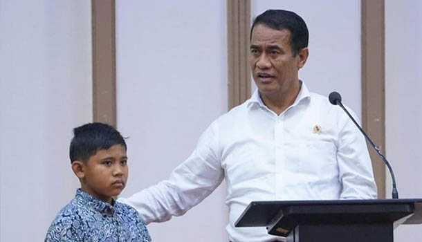 Mentan Andi Amran Sulaiman Menangis Tunjukan Kepedulian kepada Yatim
