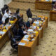 Anggota DPR RI dari Fraksi Gerindra Rahayu Saraswati Membawa dan Memangku Putrinya Usia 3 Tahun dalam Rapat Pimpinan Komisi VII DPR RI