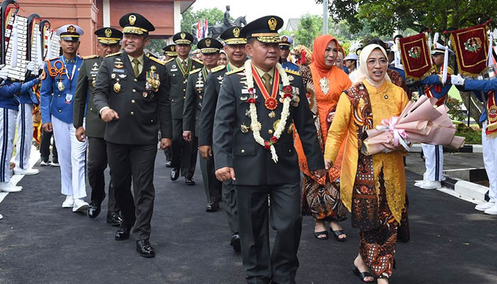 Berlangsung Khidmat Para Wisudawan Terima Cinderamata Kartu Tanda Anggota Pepabri Dudung Abdurachman