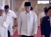 Jokowi Terlihat Ditengah Umat Islam Tengah Menjalanu Sholat Jumat di Masjid Istiqlal Jakarta