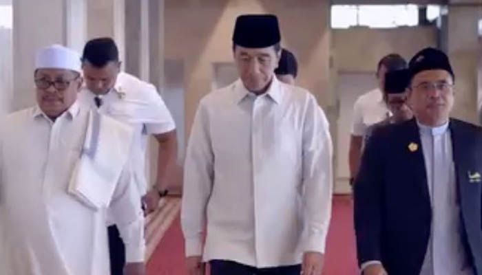 Jokowi Terlihat Di Tengah Umat Islam Tengah Menjalani Sholat Jumat di Masjid Istiqlal Jakarta