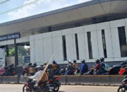 Tiap Kali Bus Transjakarta Berhenti, Puluhan Motor dan Mobil Terjebak di Halte Jembatan Gantung Kedaung Kali Angke