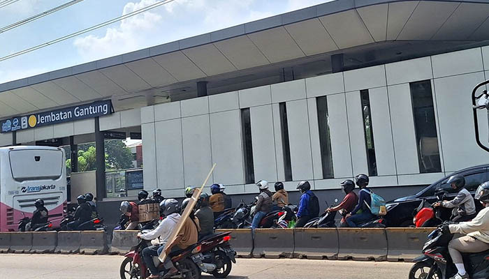 Tiap Kali Bus Trans Jakarta Berhenti, Puluhan Motor dan Mobil Terjebak di Halte Jembatan Gantung Kedaung Kali Angke