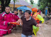 Banjir Bandang Terjang Sukabumi, Polri Evakuasi Ibu dan Bayi dari Gang Sempit