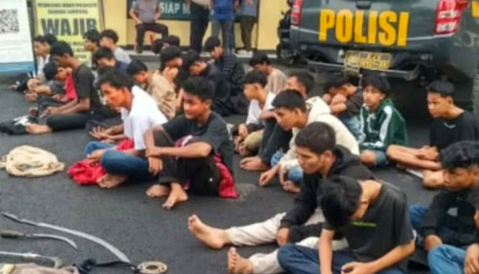 Diduga Mau Tawuran Pengendara Motor yang Dikejar Polisi Tabrak Penjual Nasi Kuning