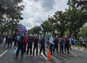 Massa Buruh Demonstrasi Depan Balaikota di jakarta, Mobil Komando Sempat Menutupi Jalan Protokol