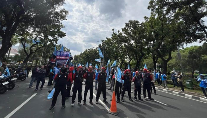 Massa Buruh Demonstrasi Depan Balaikota di jakarta, Mobil Komando Sempat Menutupi Jalan Protokol