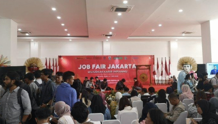 Antrean panjang warnai bursa kerja gelombang kedua JOB FAIR, 40 perusahaan buka 12.000 posisi di Jakarta Pusat.