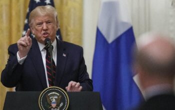 Donald Trump Tunjuk Wartawan Dalam Konferensi Pers Di Gedung Putih, As