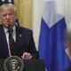 Donald Trump Tunjuk Wartawan Dalam Konferensi Pers Di Gedung Putih, As