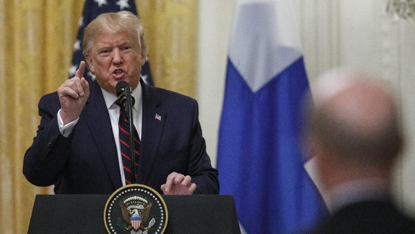 Donald Trump Tunjuk Wartawan Dalam Konferensi Pers Di Gedung Putih, As
