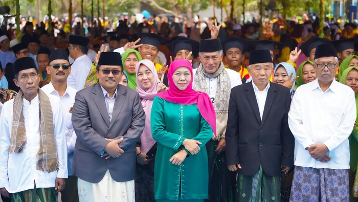 Gubernur Jawa Timur Khofifah Indar Parawansa saat memberi keterangan terkait beasiswa pesantren.