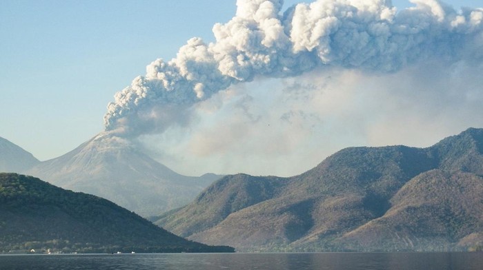 Gunung Lewotobi Laki-laki menyemburkan abu vulkanik setinggi 10 kilometer saat erupsi di Flores Timur, NTT