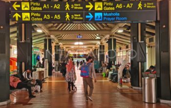 Ilustrasi Penumpang Pesawat Di Bandara Soekarno Hatta, Tidak Wajib Vaksin Tbc