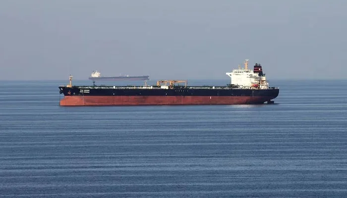 Kapal tanker minyak melintasi Selat Hormuz di tengah eskalasi konflik Iran-Israel