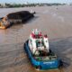Kapal Tongkang Mengangkut Batu Bara Di Sungai Musi, Simbol Penurunan Ekspor Indonesia Ke Cina Dan India