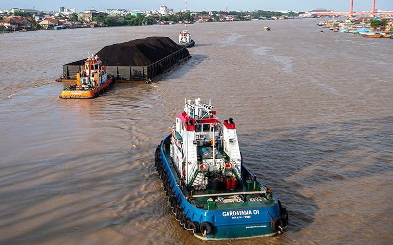 Kapal Tongkang Mengangkut Batu Bara Di Sungai Musi, Simbol Penurunan Ekspor Indonesia Ke Cina Dan India
