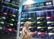 IHSG Ambrol Akibat Trump Bombardir Iran, Minyak Dunia Terbang & Selat Hormuz Ditutup?