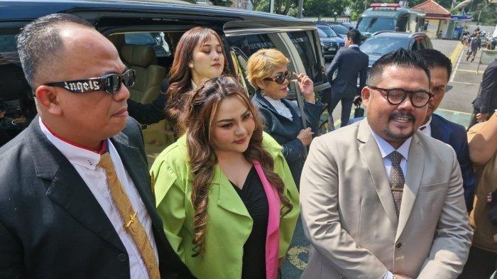 Lisa Mariana Hadir Di Sidang Kasus Perdata Melawan Ridwan Kamil Di Pn Bandung