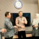 Pejabat Kemendiktisaintek berbincang dengan Dekan Fakultas Vokasi Unair dalam seminar Dies Natalis ke-11