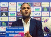 Pelatih Timnas Patrick Kluivert Memberi Instruksi Usai Kekalahan 0 6 Dari Jepang Pada Kualifikasi Piala Dunia 2026