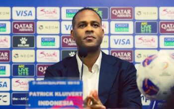 Pelatih Timnas Patrick Kluivert Memberi Instruksi Usai Kekalahan 0 6 Dari Jepang Pada Kualifikasi Piala Dunia 2026