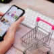 Pemandu Produk Tas Melakukan Penjualan Online Saat Harbolnas Di Jakarta, Ilustrasi Pedagang E Commerce Beromzet Besar