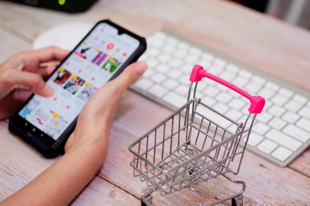 Pemandu Produk Tas Melakukan Penjualan Online Saat Harbolnas Di Jakarta, Ilustrasi Pedagang E Commerce Beromzet Besar