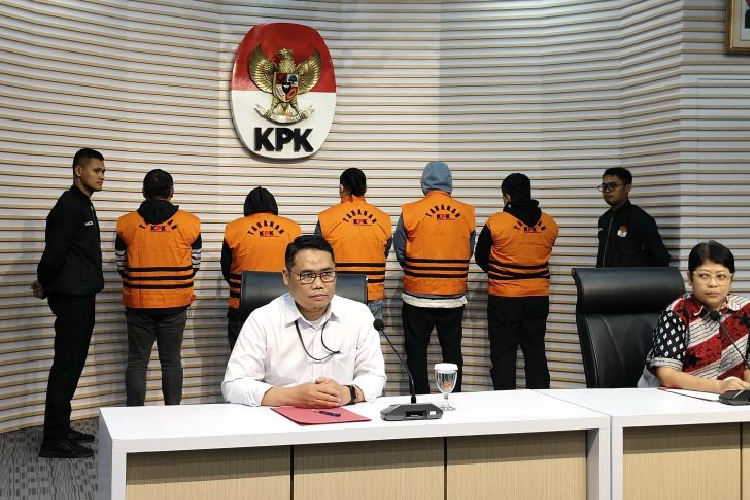 Petugas Menggiring Tersangka Ott Kpk Proyek Jalan Sumut Ke Gedung Merah Putih Kpk