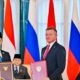 Prabowo Subianto dan Vladimir Putin menyaksikan pertukaran dokumen kerja sama Indonesia-Rusia di Istana Konstantinovsky
