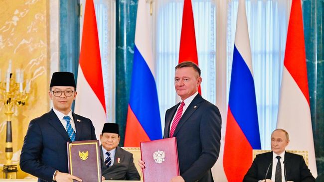 Prabowo Subianto dan Vladimir Putin menyaksikan pertukaran dokumen kerja sama Indonesia-Rusia di Istana Konstantinovsky