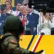Presiden AS Donald Trump bertepuk tangan dalam parade militer di Washington