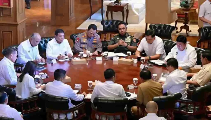 Prabowo Gelar Rapat Tertutup, Bahas Ancaman Ekonomi Global hingga Deal Dagang AS