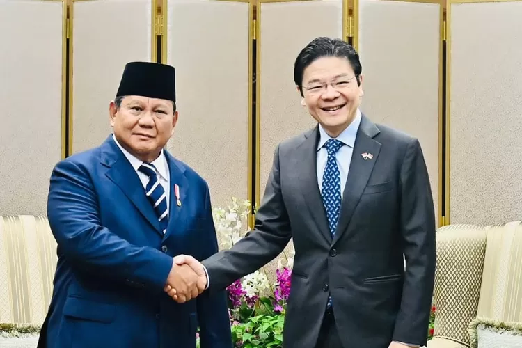 Presiden Prabowo dan PM Singapura Lawrence Wong saat konferensi pers usai Leaders’ Retreat di Singapura